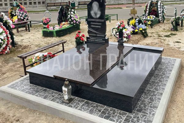 dvojnye-pamyatniki-iz-granita-foto-grodno